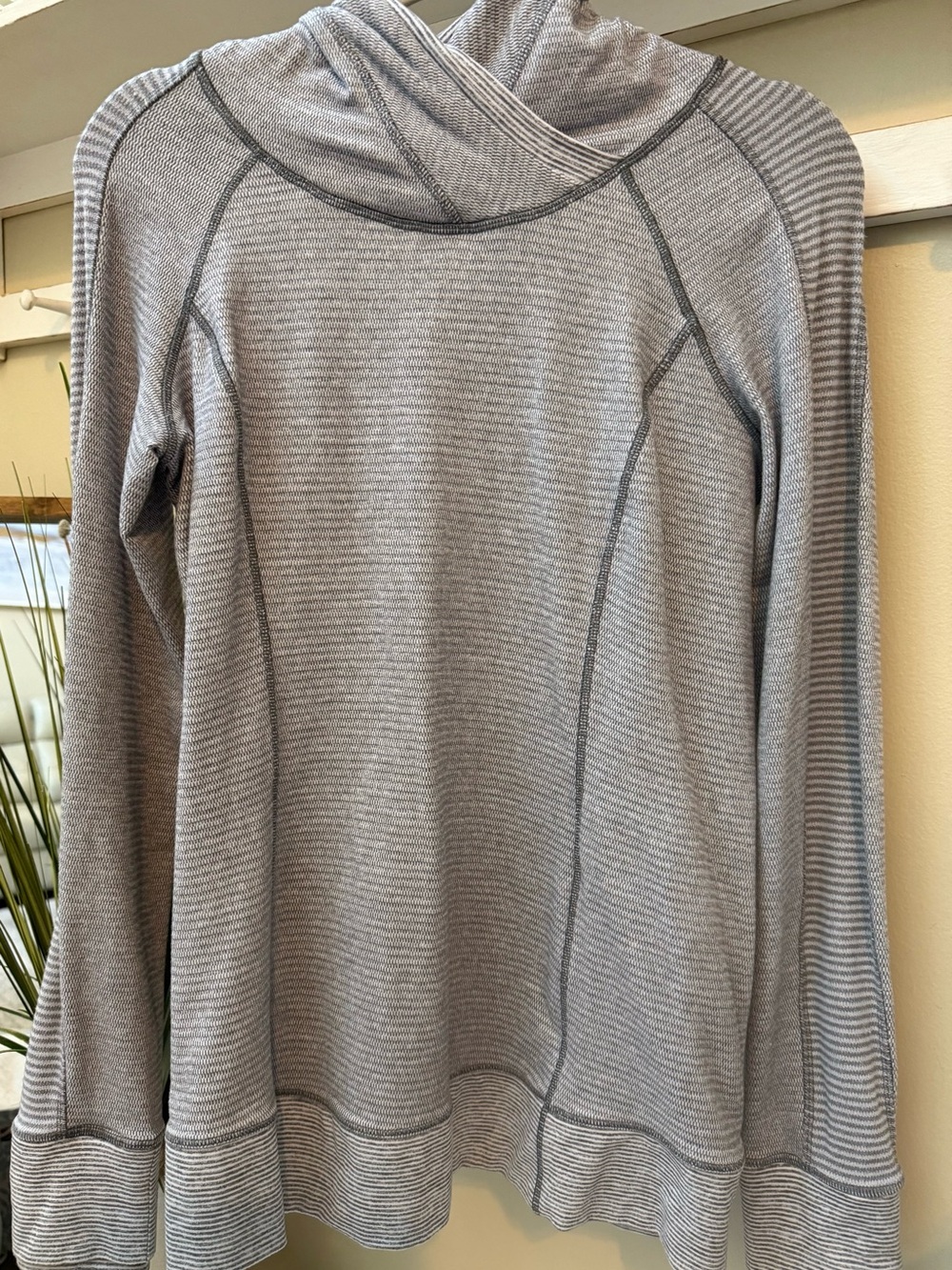 Lululemon Think Fast Grey White Hoodie Size 8 Pocket Pullover💎EUC! Rare